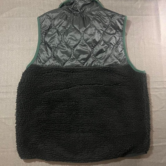 Nike green and black half puffer half Sherpa vest - Picture 4 of 4